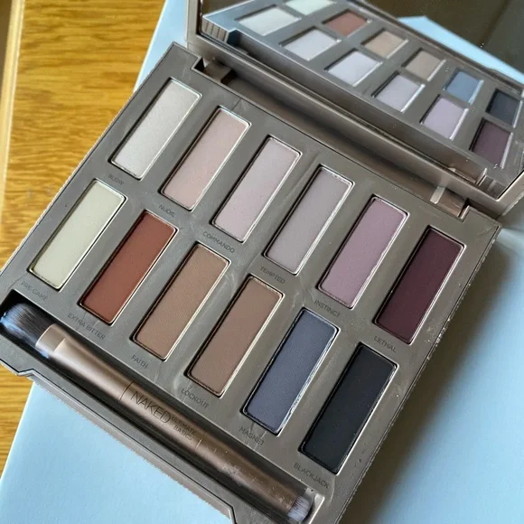 NEW IN BOX- Urban Decay Naked Eyeshadow Palette Ultimate Basics - Picture 2 of 4